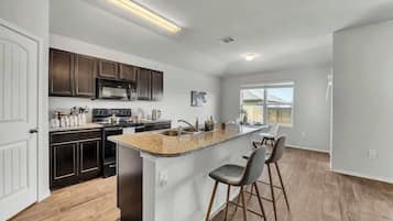 KĂŒhlschrank, Mikrowelle, Ofen, Herdplatte