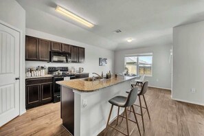 Geladeira, micro-ondas, fogão, cooktop