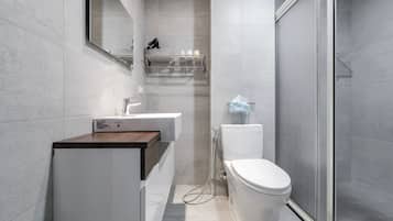 Familiekamer, balkon | Badkamer | Een douche, een haardroger, pantoffels, handdoeken