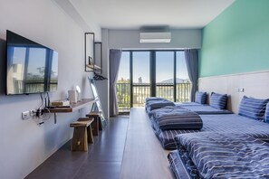 Family Room with Balcony | Blackout drapes, free WiFi, bed sheets - Hills Valleys (Puli)