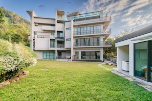 Property grounds - Hills Valleys (Puli)