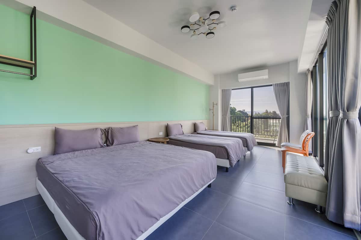 Vierpersoonskamer, balkon | Verduisterende gordijnen, gratis wifi, beddengoed