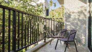 Quadruple Room with Garden View | Balcony