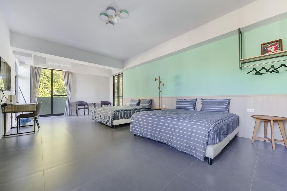 Deluxe vierpersoonskamer, balkon | Verduisterende gordijnen, gratis wifi, beddengoed