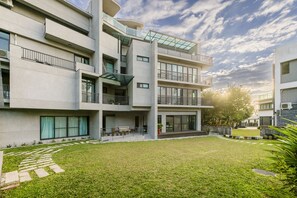 Exterior - Hills Valleys (Puli)