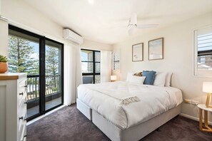 3 habitaciones, escritorio y tabla de planchar con plancha 