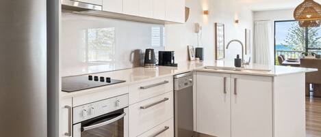 Jääkaappi, mikroaaltouuni, uuni, liesi