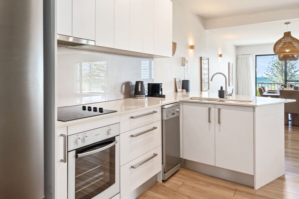 Køleskab, mikrobølgeovn, ovn, kogeplade