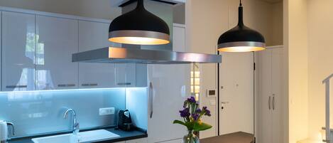 Appartement Deluxe | Cuisine privée | Réfrigérateur, four, plaque de cuisson, lave-vaisselle