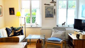 Fernseher, DVD-Player, BĂŒcher, Stereoanlage