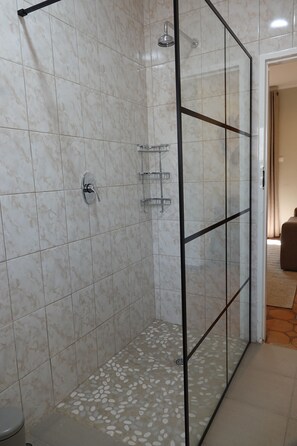 尊爵套房 | 浴室 | 淋浴設備、淋浴花灑、毛巾