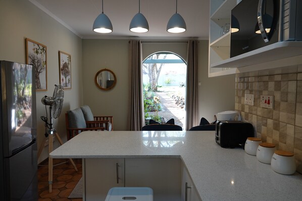 Suite exclusiva | Cocina privada | Refrigerador, microondas, horno y tostadora 