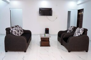 Deluxe Room | Living area | TV - The Serenity Resort (Mahabaleshwar)