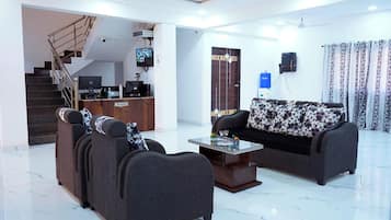 Deluxe Room | Living area | 32-inch TV with cable channels