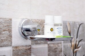 Deluxe-rum | Badrum | Gratis toalettartiklar och tofflor