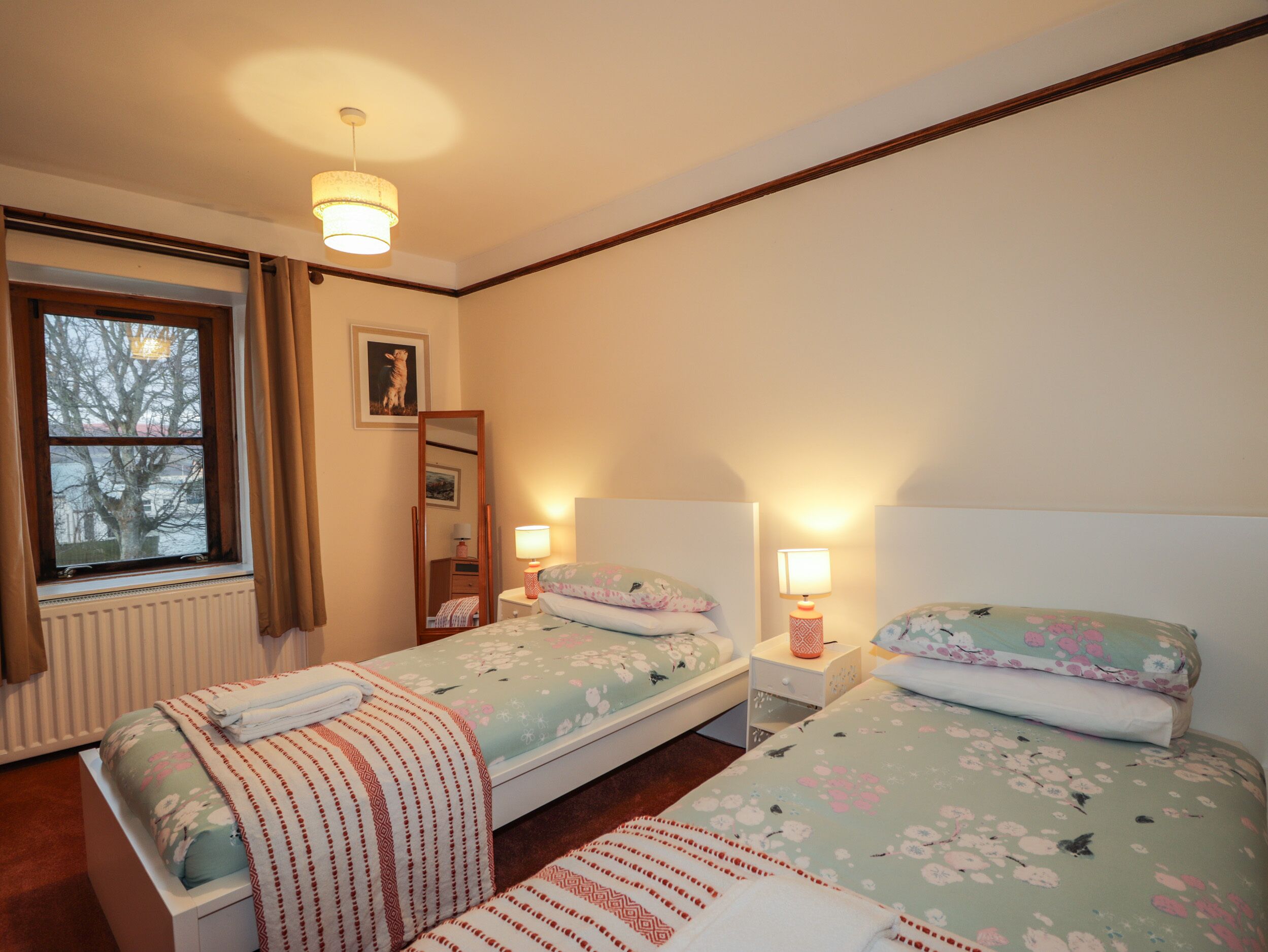 2 habitaciones, decoración personalizada y muebles diferentes 