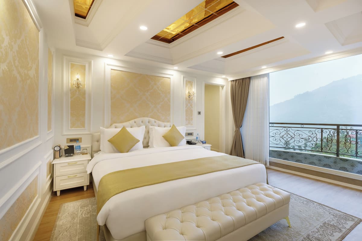 Executive Suite | 1 bedroom, premium bedding, memory foam beds, free minibar