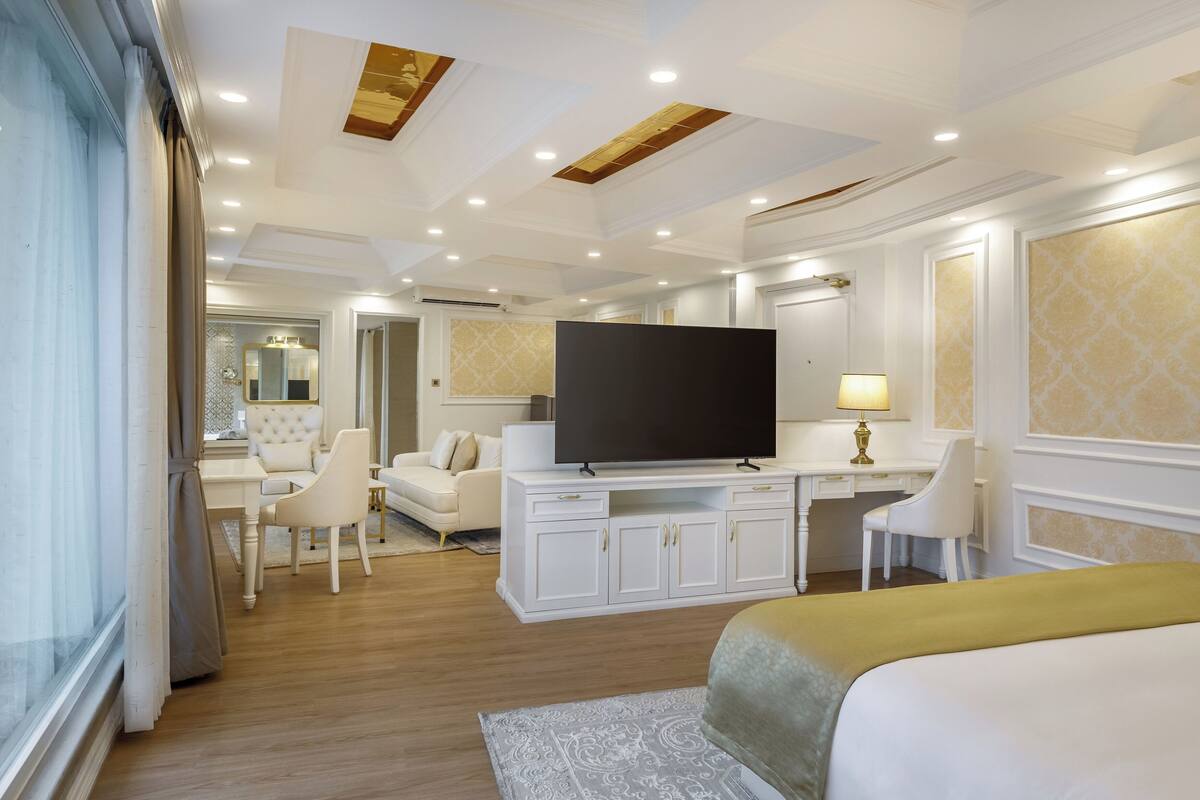 Imperial Presidential Suite | 高档床上用品、记忆海绵床垫、迷你吧（备有免费物品）、客房内保险箱
