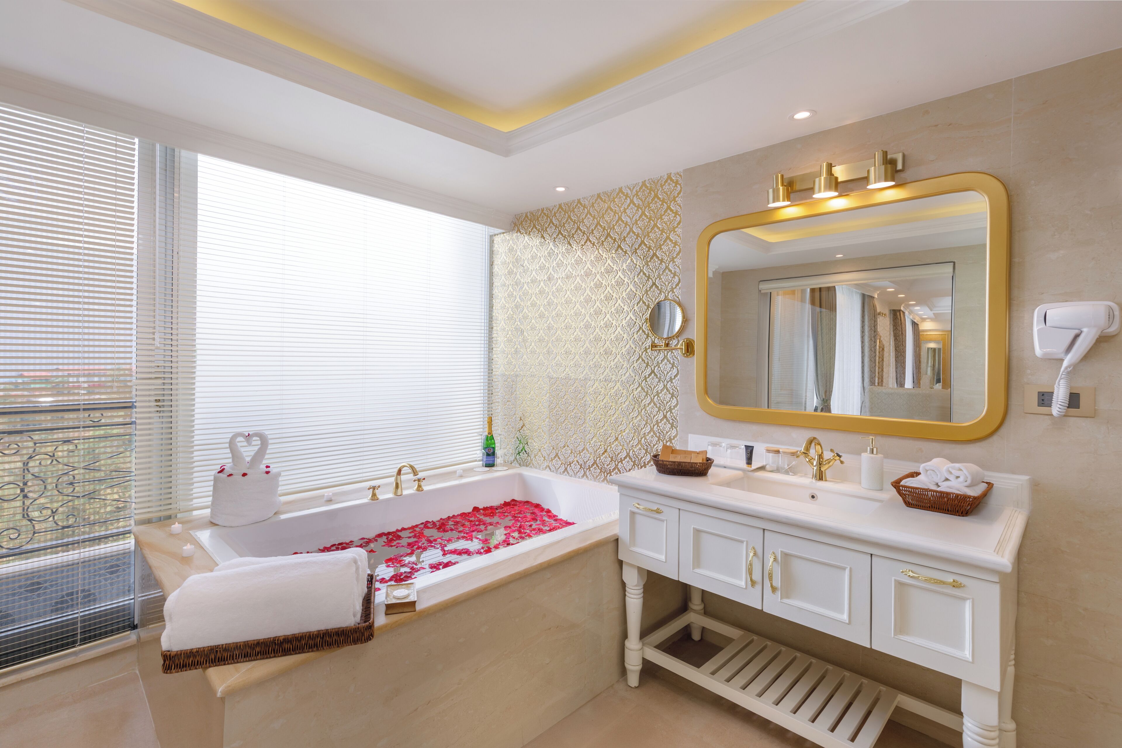 Executive Suite | Bathroom | Combined shower/tub, deep soaking tub, rainfall showerhead, hair dryer