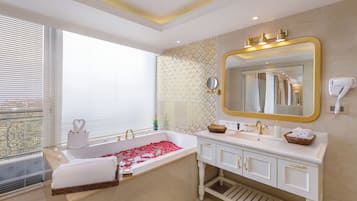 Executive Suite | Bathroom | Combined shower/tub, deep soaking tub, rainfall showerhead, hair dryer
