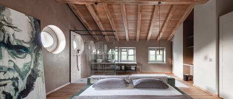 4 bedrooms, desk, iron/ironing board, bed sheets