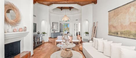 Una Smart TV, una chimenea, una oficina, una impresora