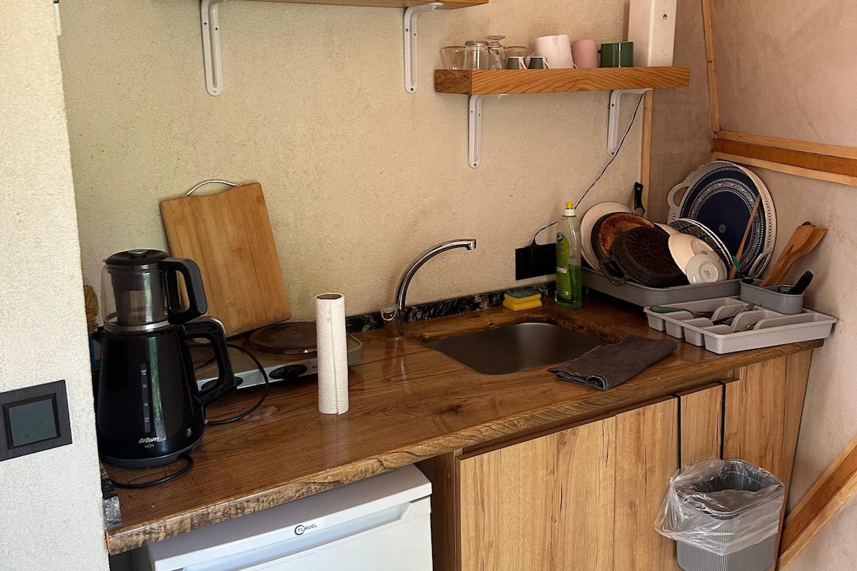Een mini-koelkast, een kookplaat, een waterkoker, een bakplaat