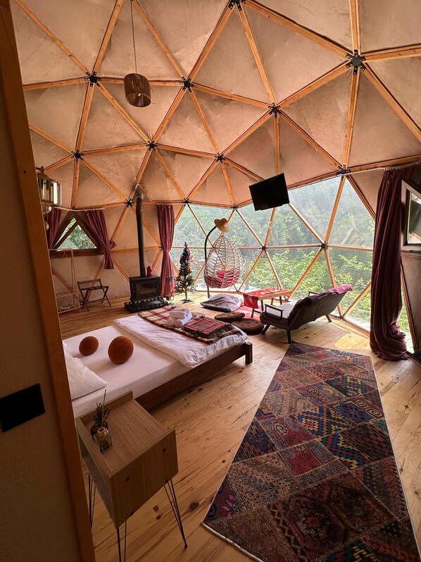 Dag Manzarali Exclusive Oda | Área de sala de estar | Televisión LED, chimenea y películas de estreno