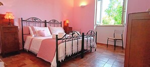 5 bedrooms, free WiFi, bed sheets, wheelchair access