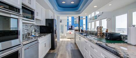 ثلاجة، ميكروويف، فرن، موقد طهي مسطح