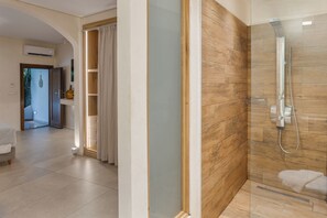 Estudio Deluxe | Baño | Ducha, artículos de higiene personal gratuitos y secador de pelo