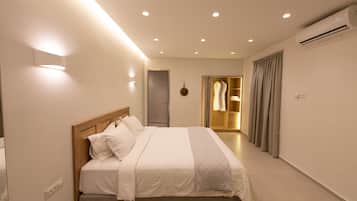 In-room safe, soundproofing, iron/ironing board, free WiFi
