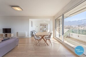 TV - Le Sainte Anne- appartement avec vue Lac. (Annecy-le-Vieux)