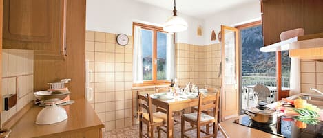 Appartement familial, plusieurs chambres, cÎté montagne (AlbaDros Ulive Nest) | Restauration