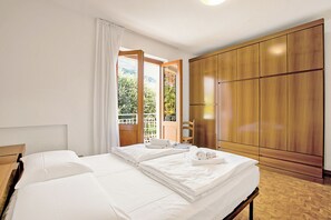 Family Apartment, Multiple Bedrooms, Mountainside (Albatros) | 2 bedrooms, free WiFi, bed sheets - Albatros (Dro)