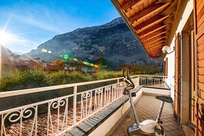 Familieleilighet, flere soverom, ved fjell (AlbaDros Ulive Nest) | Terrasse/patio