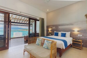 Chambre supérieure, balcon, vue sur l’océan | Coffre-fort pour ordinateur portable, rideaux d’obscurcissement