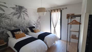 2 habitaciones, tabla de planchar con plancha y cuna de viaje