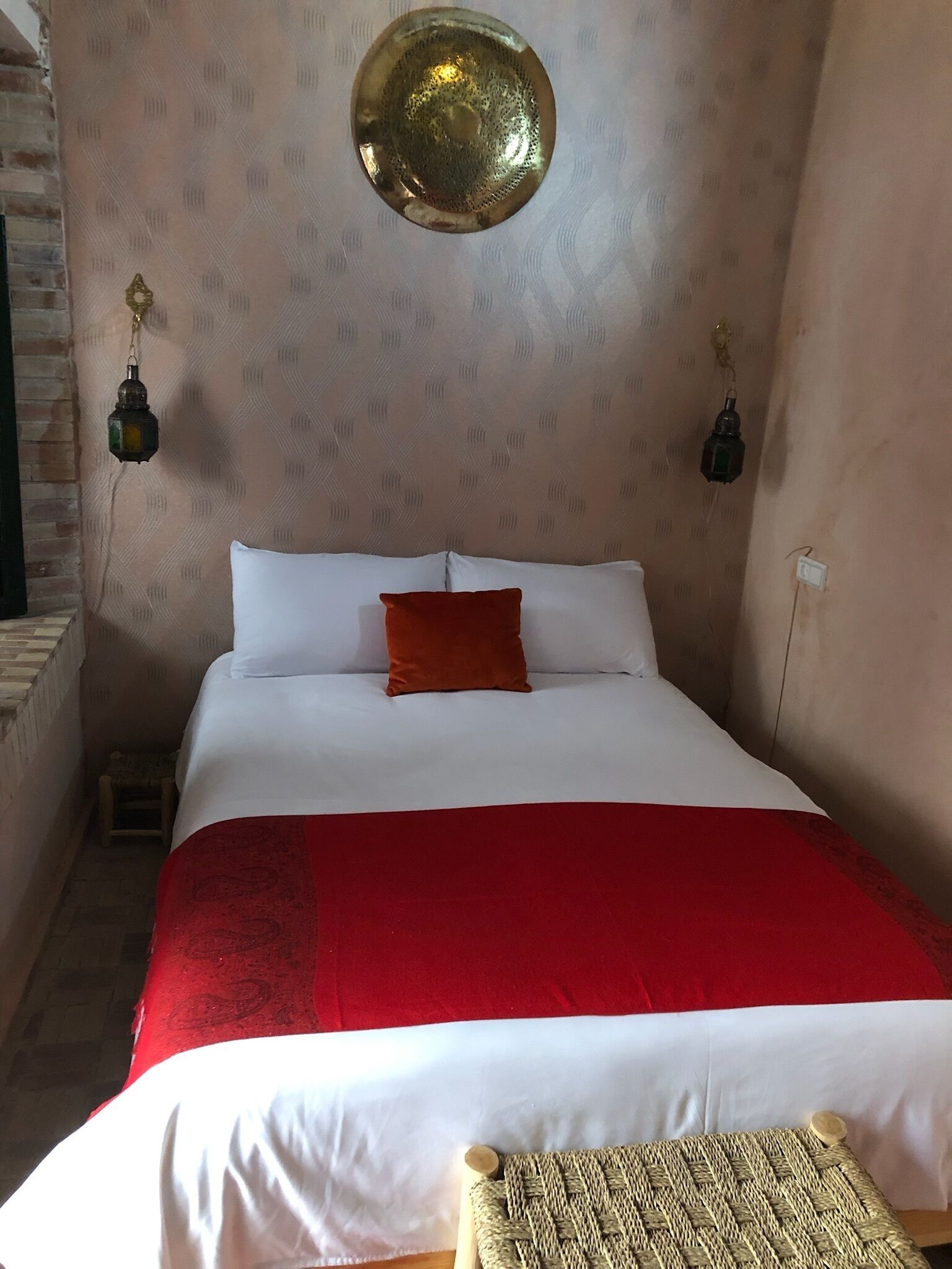 Traditional-Einzelzimmer, eigenes Bad, Poolblick (Azalée) | Allergikerbettwaren, Zimmersafe, individuell dekoriert