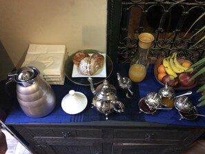 بوفيه فطور مجانًا يوميًا