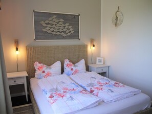 3 bedrooms, travel cot, free WiFi, bed sheets