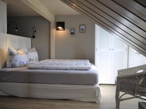 3 bedrooms, travel cot, free WiFi, bed sheets