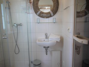 Shower, jetted bath, hair dryer, towels