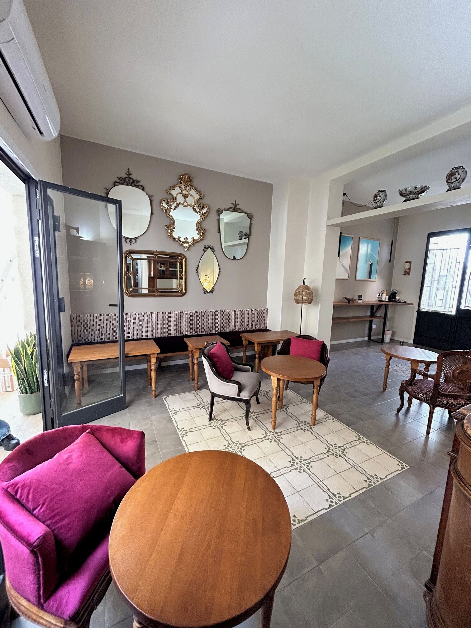 Coin salon dans le hall