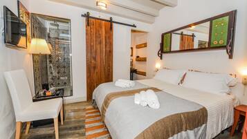 Deluxe Suite (Fata Astrea e Fata Ondina) | 1 bedroom, hypo-allergenic bedding, down comforters, memory foam beds