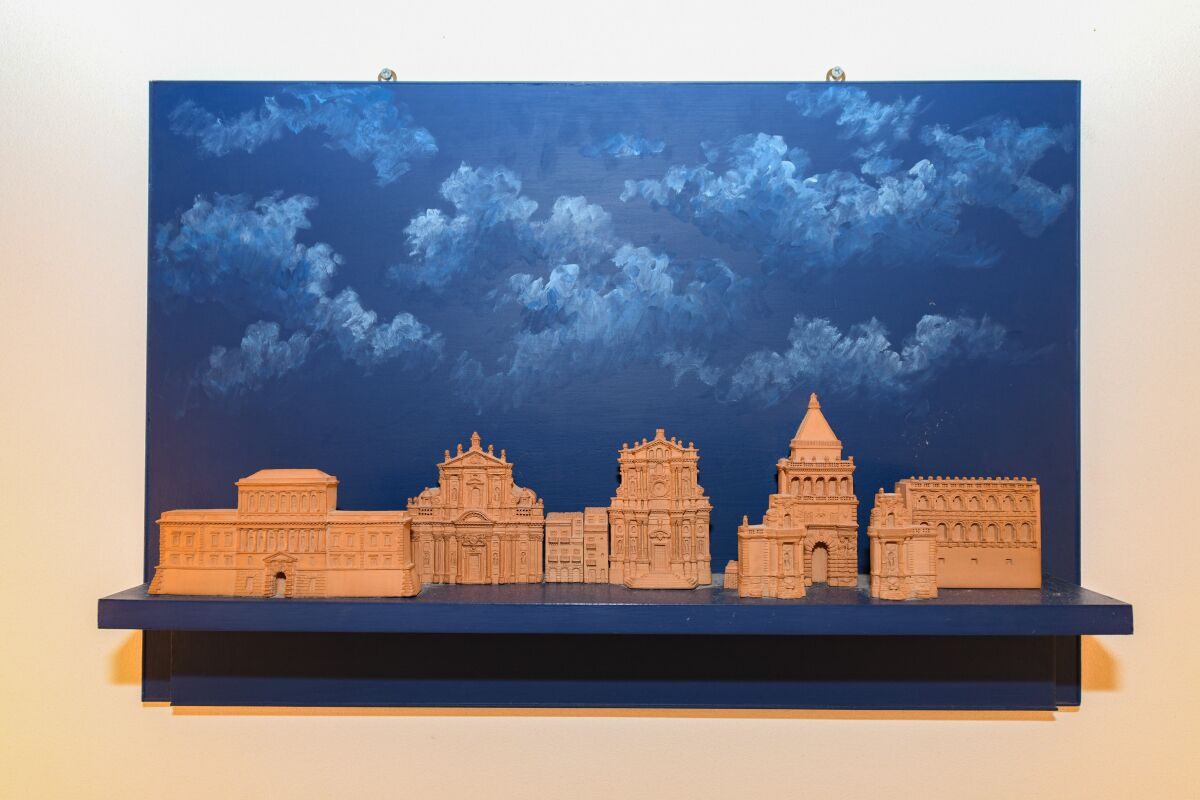 Een model van een stadshorizon met verschillende architectonische bouwwerken voor een achtergrond van wolken.