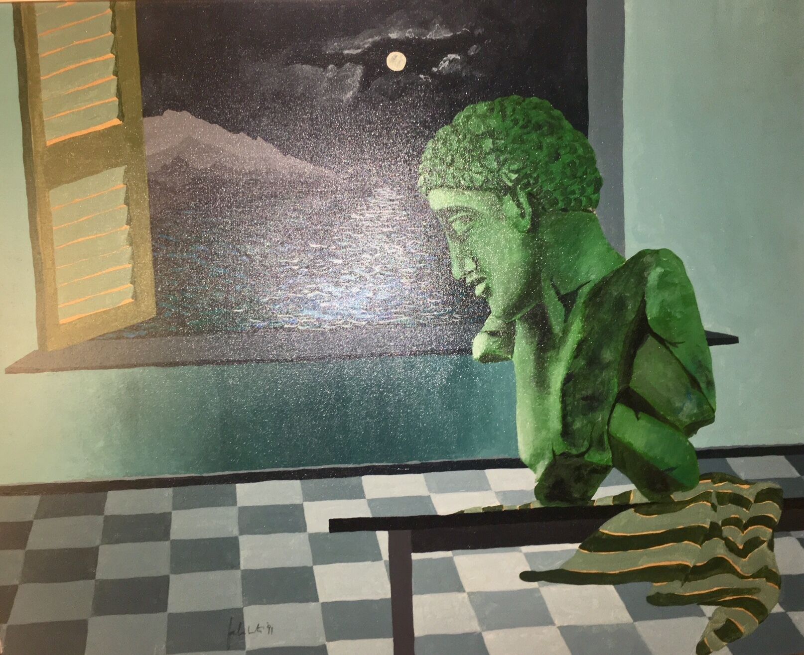 Una escultura de una figura en verde, ubicada frente a un ventanal con piso a cuadros.