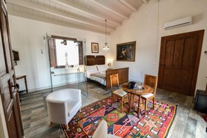 Exclusive-Zimmer, Stadtblick (Fata Morgana) | Wohnbereich | 30-Zoll-Flachbildfernseher mit Kabelempfang