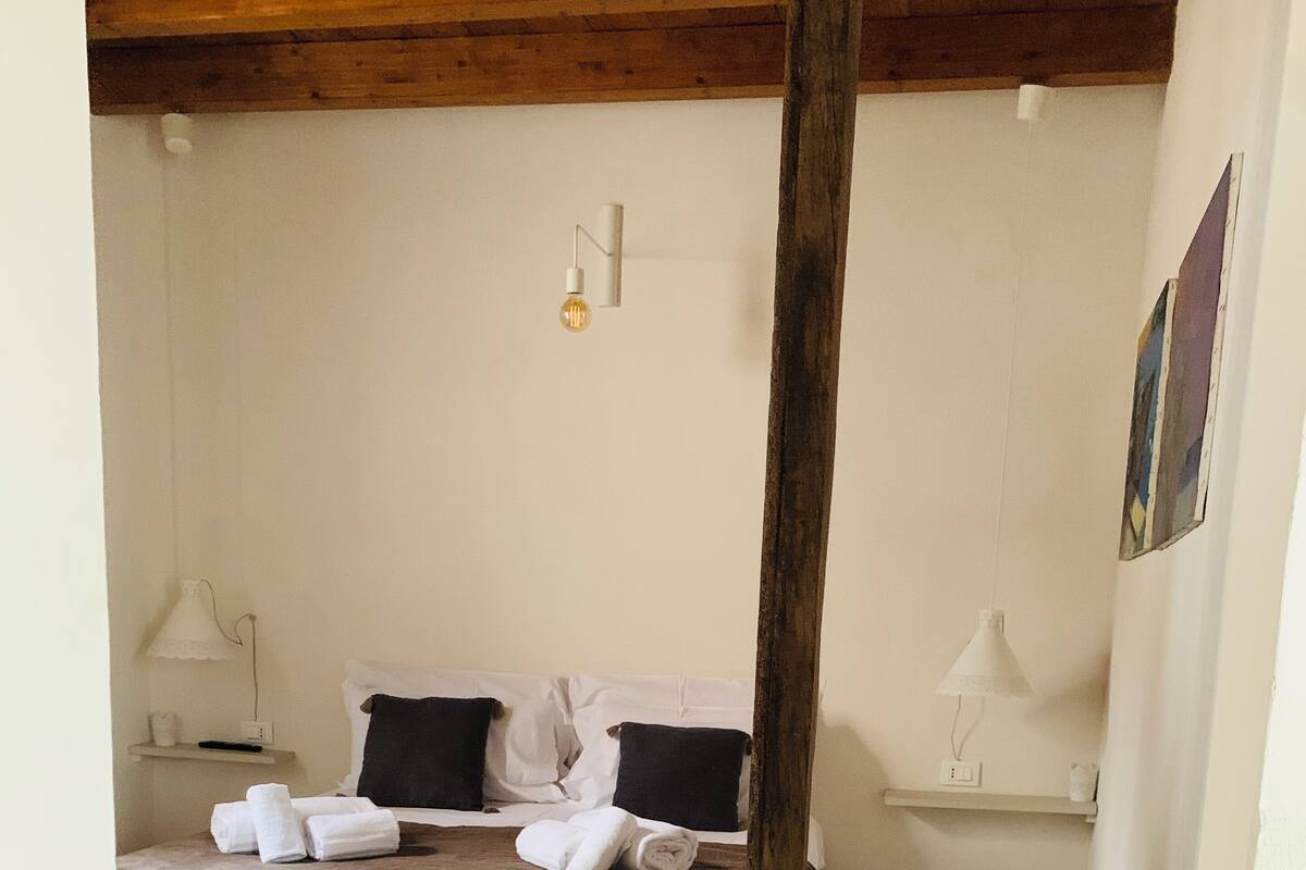 豪華雙人房, 1 張加大雙人床, 按摩浴缸, 花園景 (Fata Cloe) | 防敏寢具、羽絨被、記憶棉床墊、迷你吧