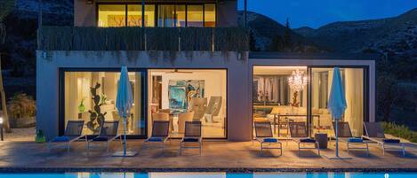 Voorkant accommodatie - avond/nacht